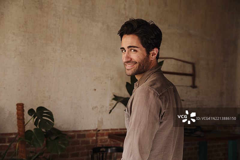 帅气的男人看着镜头图片素材