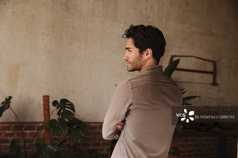 帅气的男人侧身望去图片素材