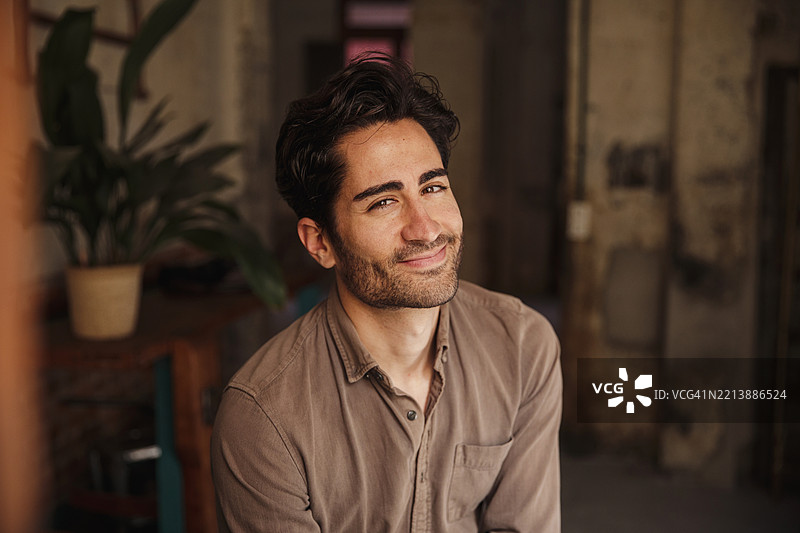 帅气的男人微笑着看向镜头图片素材