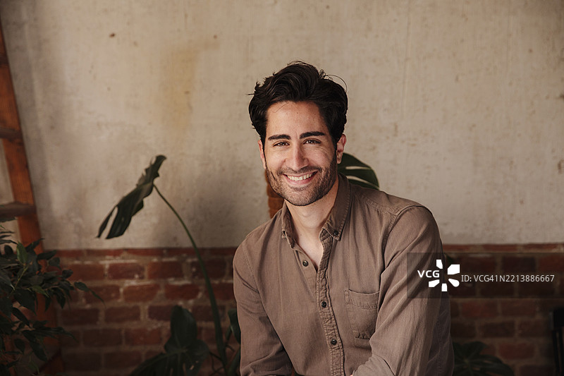 帅气的男人微笑着看向镜头图片素材