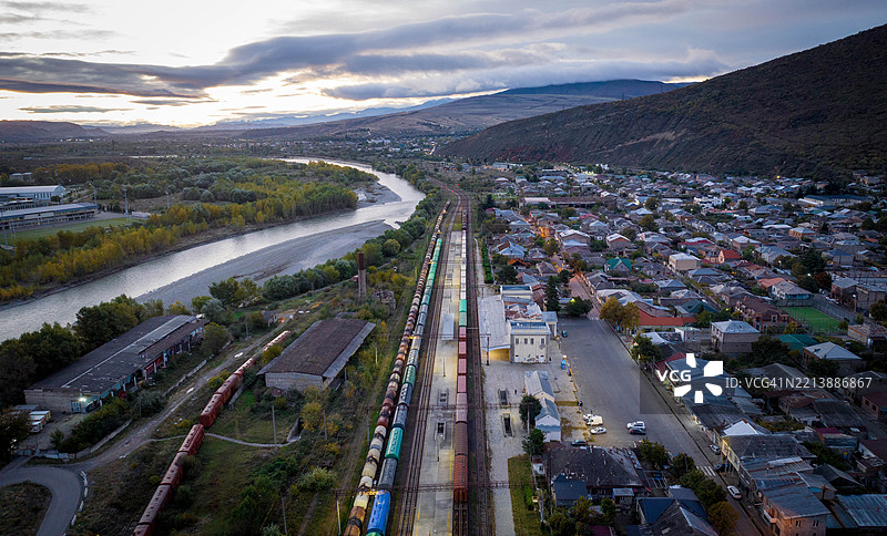 格里铁路站和黄昏时分的河流风景，格鲁吉亚图片素材
