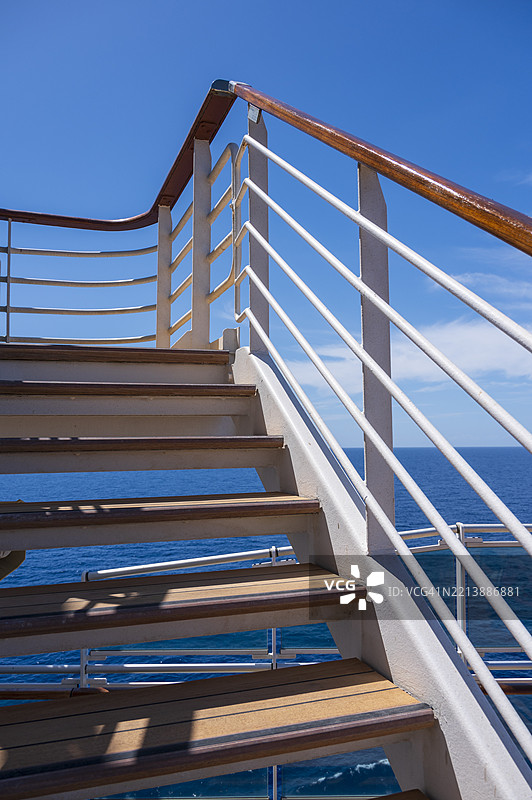 游轮顶层甲板上的台阶图片素材