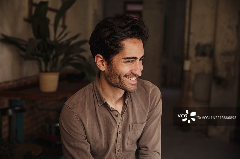 帅气的男人微笑着侧目而视图片素材