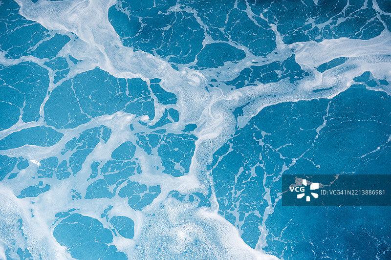 游轮尾迹中的颜色、气泡和波浪图案图片素材