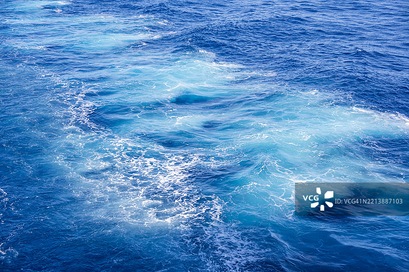 游轮尾迹中的颜色、气泡和波浪图案图片素材