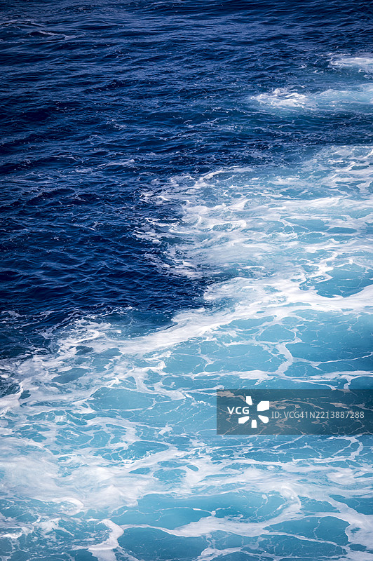 游轮尾迹中的颜色、气泡和波浪图案图片素材