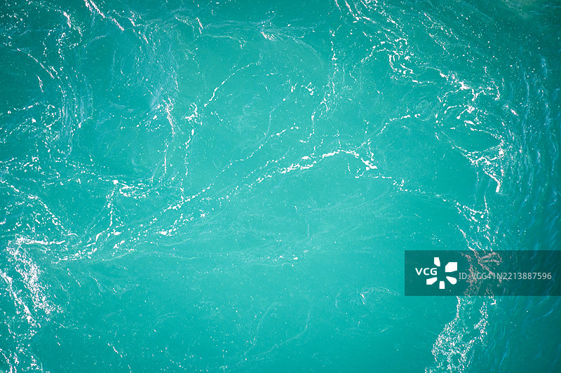 游轮尾迹中的颜色、气泡和波浪图案图片素材