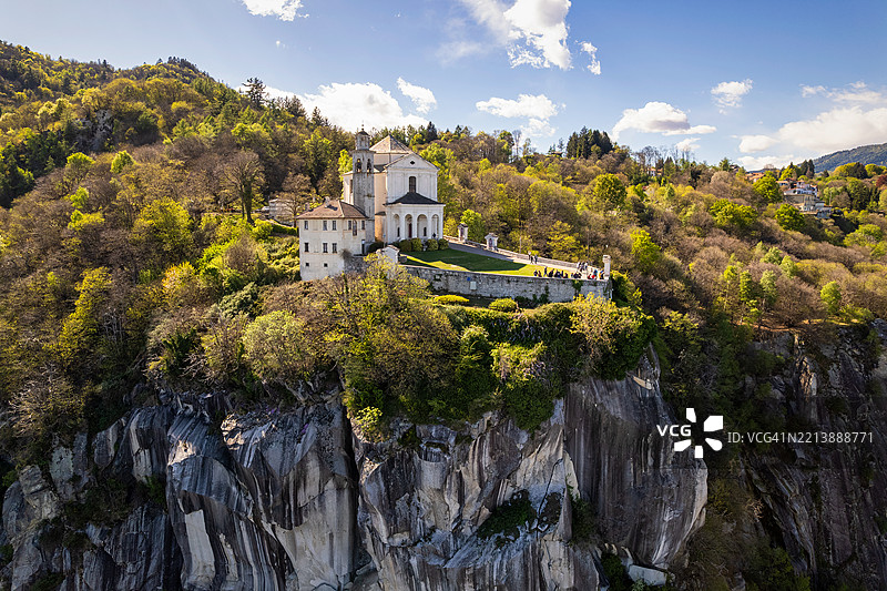 意大利皮埃蒙特大区韦尔巴诺-库西奥-奥索拉的马丹娜·德尔·萨索圣所的悬崖顶视角图片素材