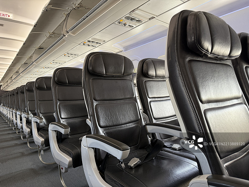 飞机上的一排排空座椅图片素材
