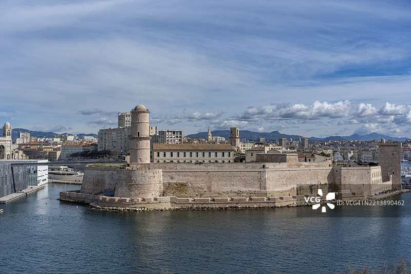 马赛旧港入口的法纳尔塔和圣让堡图片素材