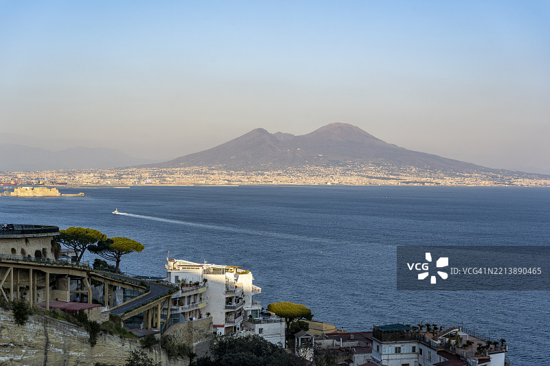 那不勒斯的城市风景，远眺维苏威火山和蛋堡，意大利那不勒斯。图片素材