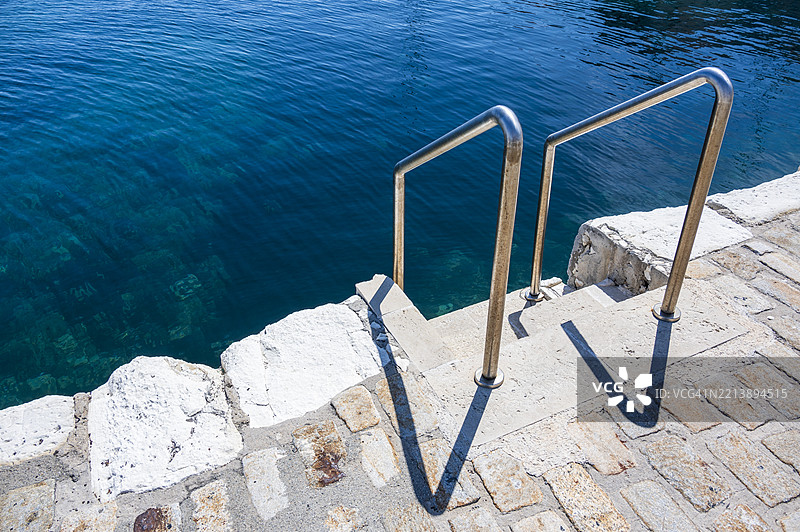 哈尼亚港口的台阶通向大海图片素材