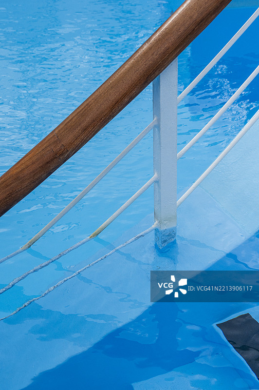 抽象的游轮游泳池图片素材