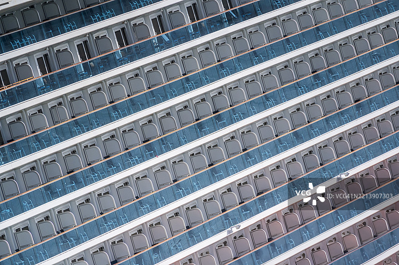 邮轮上的阳台排成行图片素材