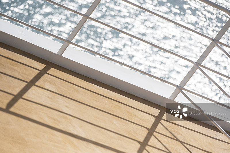 游轮甲板和栏杆图片素材