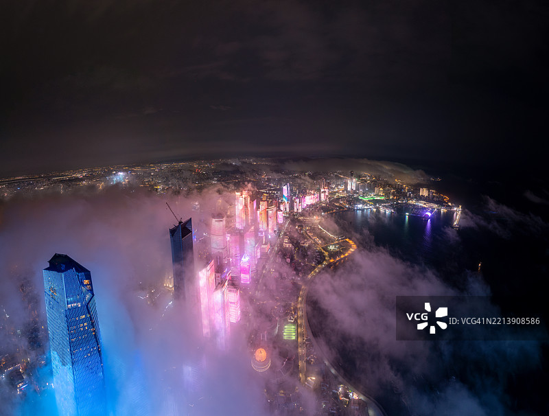 夜晚雾中的青岛市无人机航拍视角图片素材