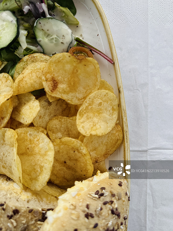 蛋黄酱鸡蛋种子帕尼尼，薯片，混合沙拉，包括樱桃番茄和黄瓜的特写镜头图片素材