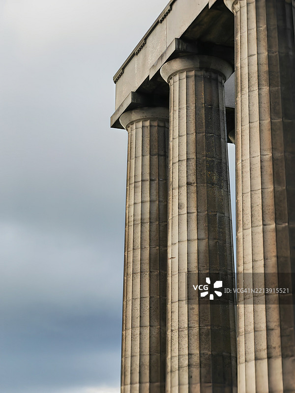低角度视图的历史建筑与天空相映衬图片素材