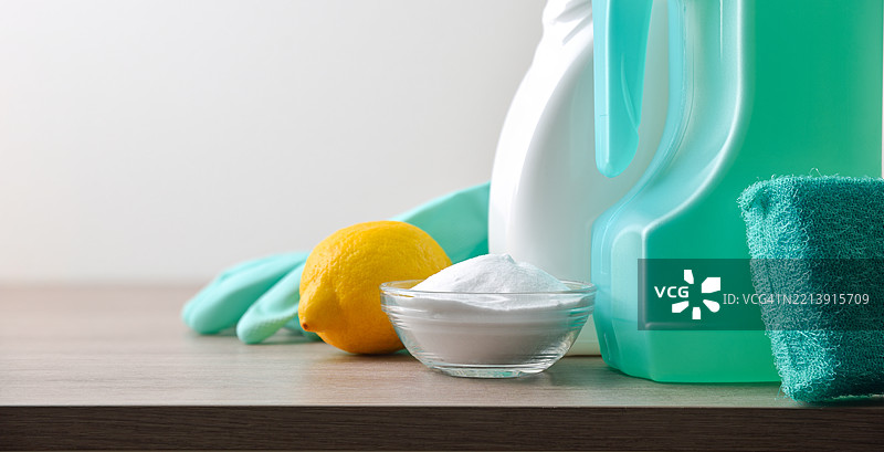 木质和白色背景上的清洁用品细节图片素材