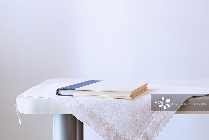 桌子上靠墙放着书籍和餐巾的特写镜头图片素材