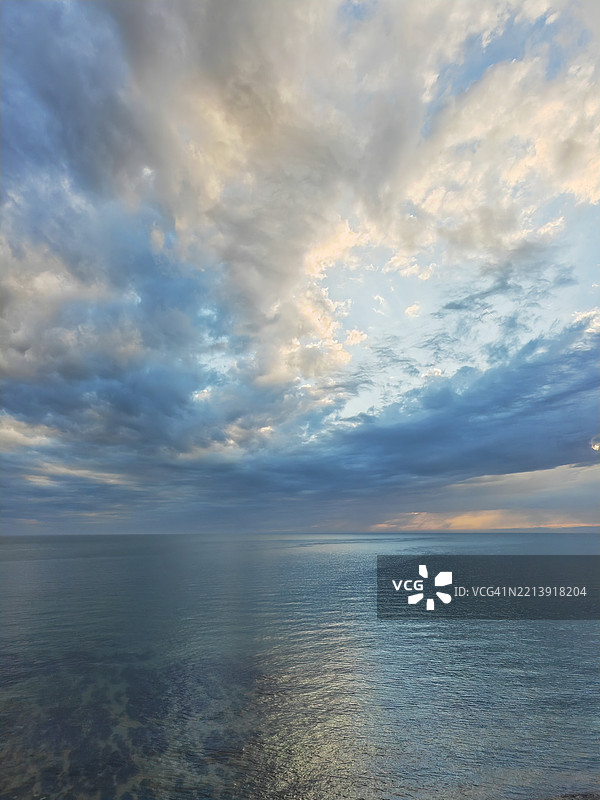 日落时分海面与天空的美丽景色图片素材