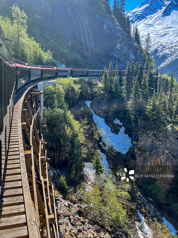 怀特通道育空铁路穿越风景如画的山间高架桥，斯卡圭，阿拉斯加，美国图片素材