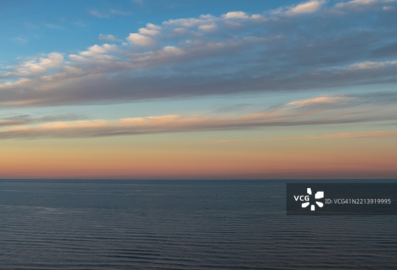 日落时分海面与天空的美丽景色图片素材