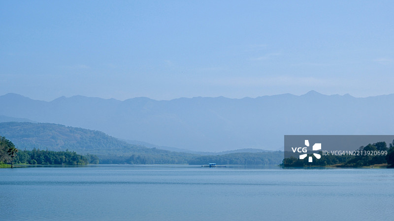 湖泊与天空的美丽景色，位于印度喀拉拉邦的特里凡得琅图片素材