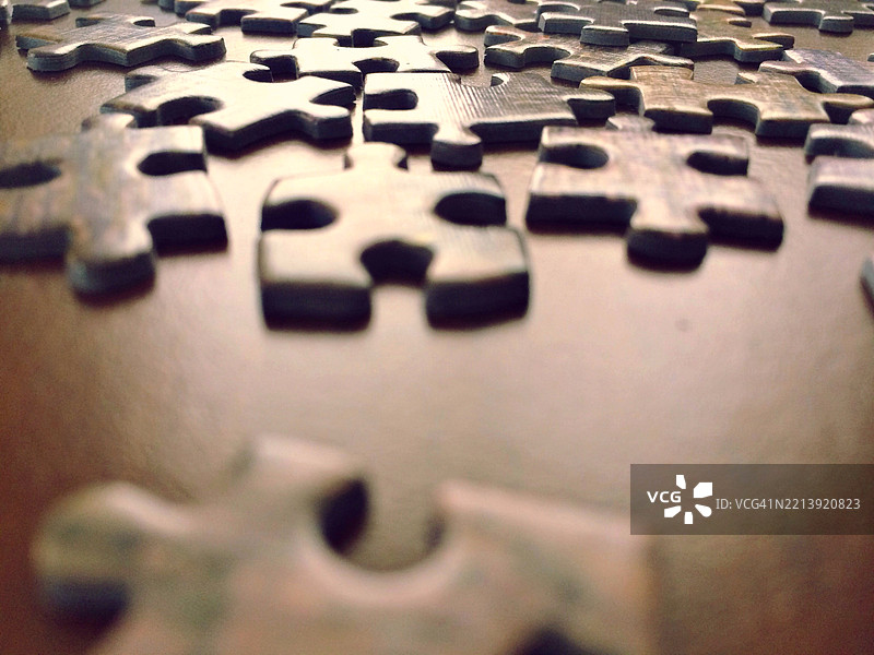 桌子上的拼图碎片特写，拼图镇，宾夕法尼亚州，美国图片素材