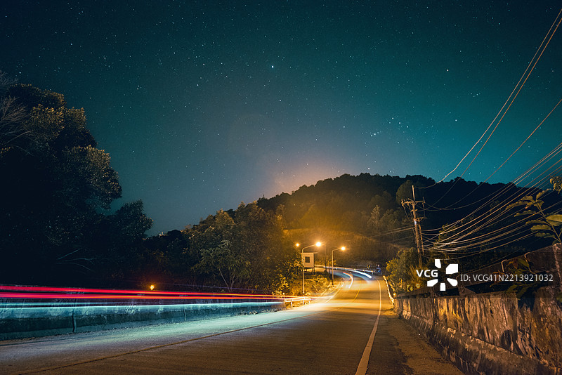 夜空下的空旷道路图片素材
