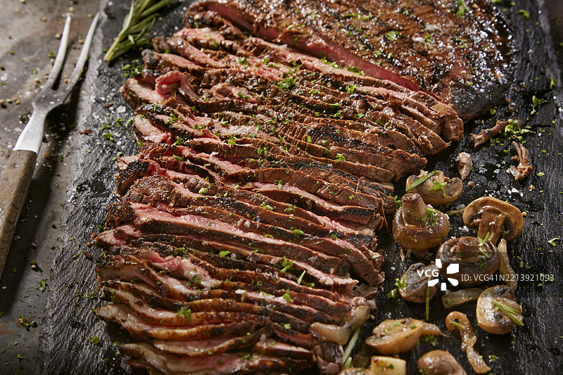多汁的中等熟度侧腹牛排图片素材