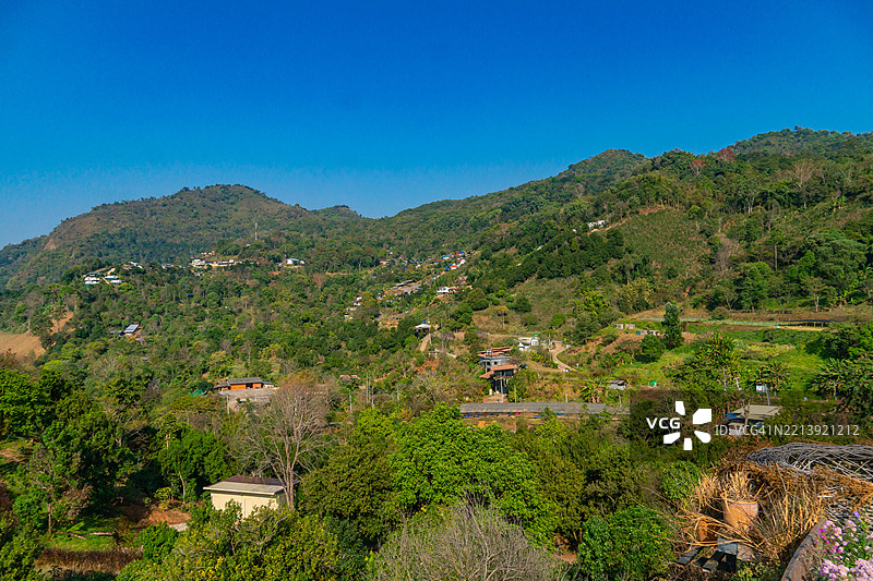 清澈蓝天映衬下的山脉美景图片素材