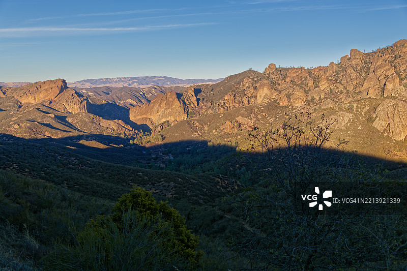 美国皮纳克尔斯国家公园的山脉与天空的美丽景色图片素材