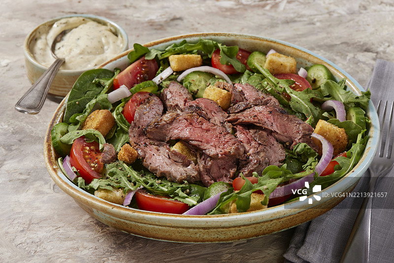 多汁的中等熟度牛腩沙拉图片素材
