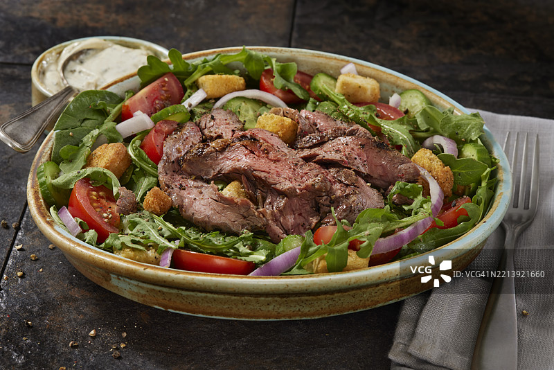多汁的中等熟度牛腩沙拉图片素材