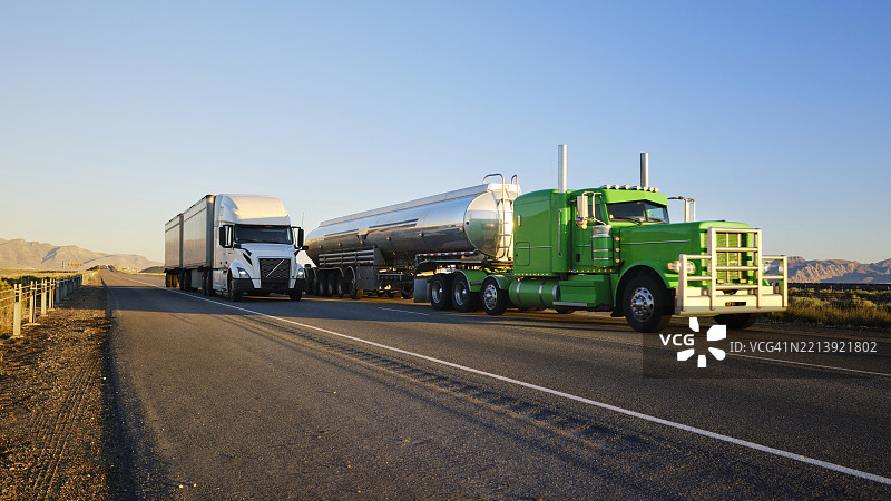 西部美国州际公路上的长途半挂卡车图片素材