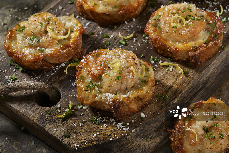 烤制奶酪蒜香虾吐司图片素材