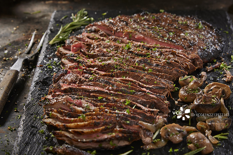 多汁的中等熟度侧腹牛排图片素材