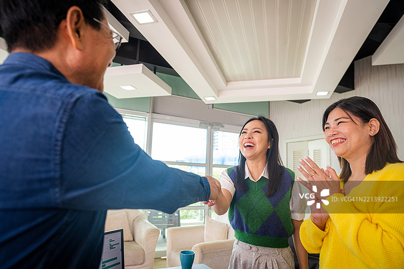 思想的碰撞：企业家们齐心协力追求成功图片素材