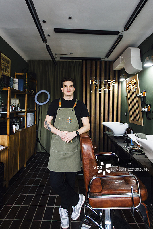 理发店的理发师竖版肖像图片素材