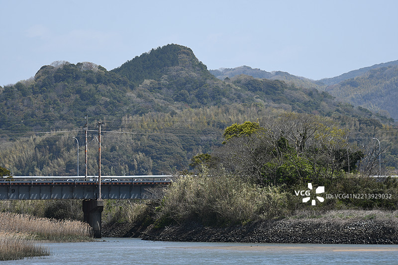 日本山脉下的河流美景与天空相映成趣图片素材