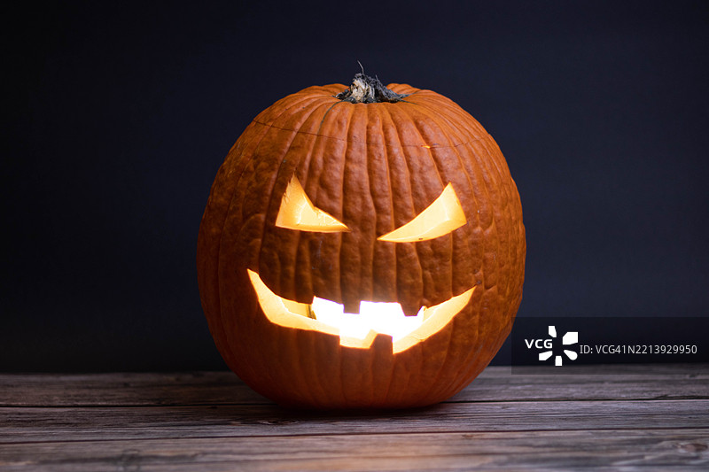 黑色背景下的南瓜灯特写图片素材