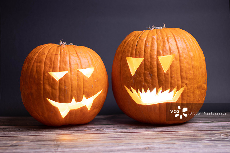 桌子上的南瓜灯特写图片素材
