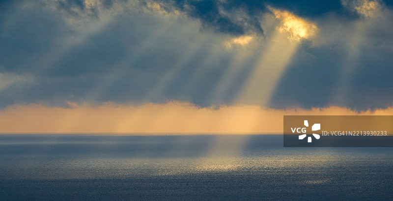 宁静的蓝色水域风景图片素材