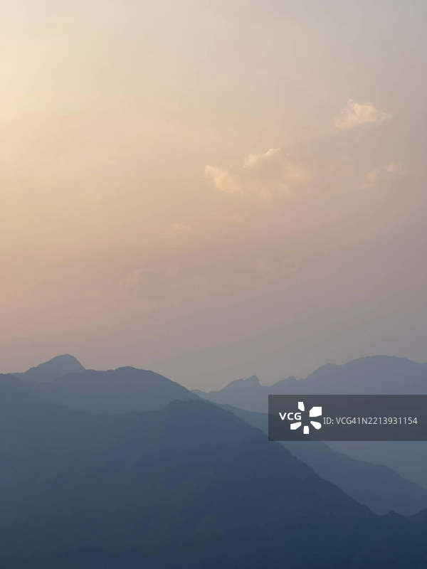 日落时分，天空映衬下的山脉美景图片素材