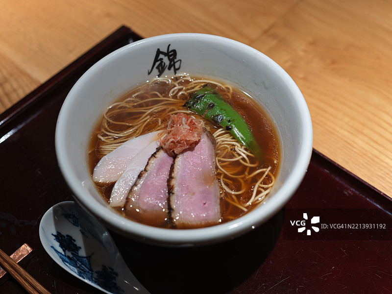 碗里的汤特写放在桌子上图片素材