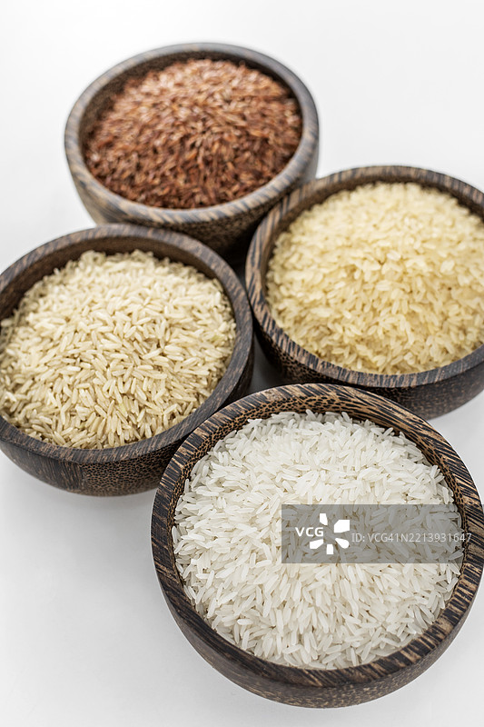 不同种类的亚洲米粒在白色背景的碗中图片素材