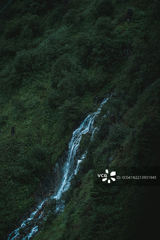 巴基斯坦森林中的瀑布美景图片素材