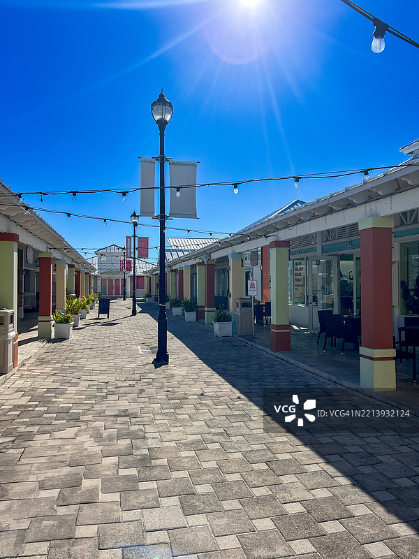 阳光明媚的热带市场小道，巴哈马图片素材