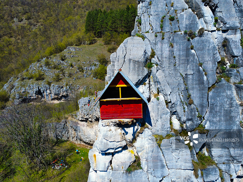 高角度视图的岩石上的房屋图片素材
